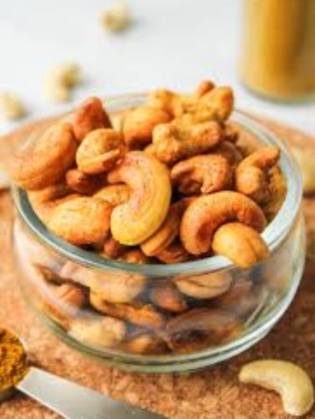 काजू में हेल्दी फैट्स होते हैं, जो खराब कोलेस्ट्रॉल (LDL) को कम करके हार्ट को मजबूत बनाते हैं।