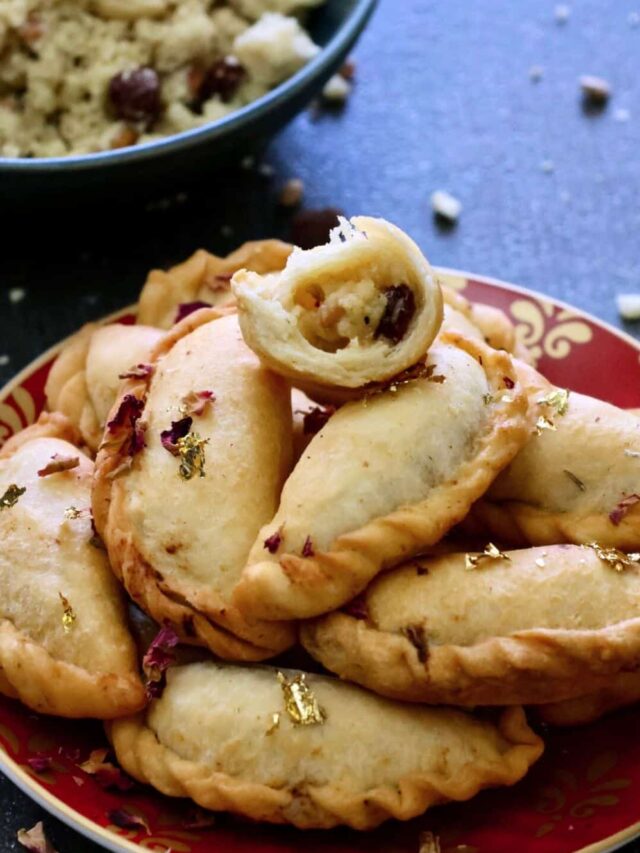 त्योहारों की खुशबू परंपरा का स्वाद: “चाहे कितनी भी आधुनिक मिठाइयां आ जाएं,